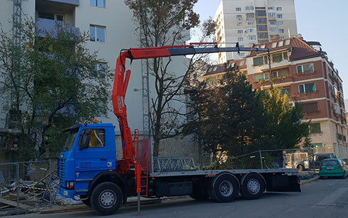 Бордови камион с кран